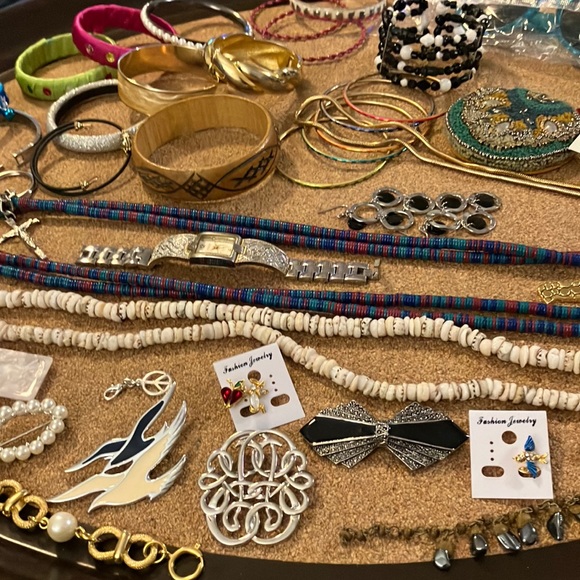 Big 61 piece lot of ladies/girls assorted estate sale jewelry, necklaces, watch+ - Picture 3 of 16